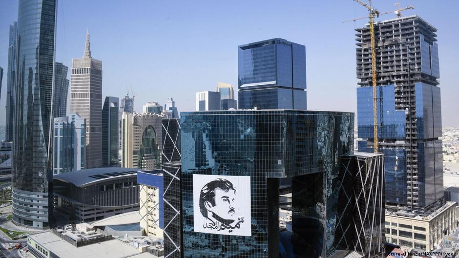 منظر ناطحات السحاب في الدوحة عاصمة قطر وتظهر على مبنى صورة الأمير تميم. Katar Doha Skyline Sheikh Tamim bin Hamad al Thani Foto Picture Alliance