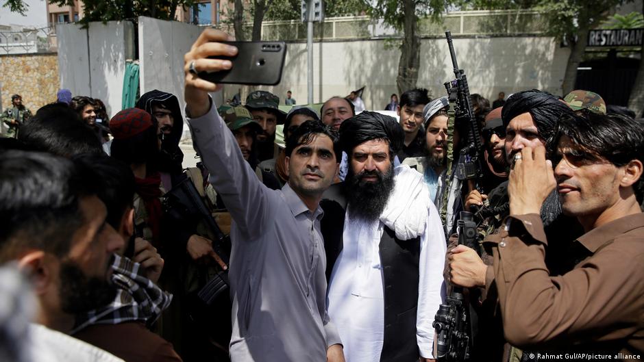 أخد أعضاء طالبان في أفغانستان محاط بعامة الناس. Afghanistan Taliban Kaempfer in Kabul Foto Picture Alliance 