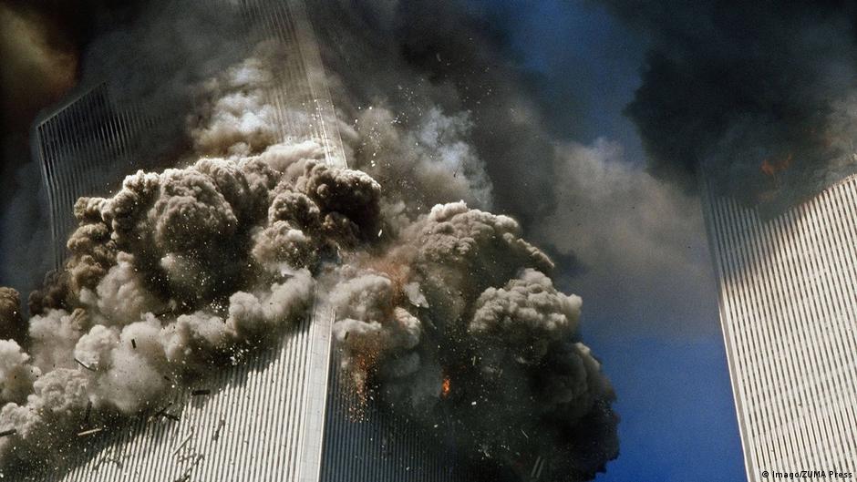 انهيار أحد مبنيي مركز التجارة العالمي في منهاتِن بالولايات المتحدة الأمريكية 11 أيلول / سبتمبر 2021. Suedturm des World Trade Centres USA