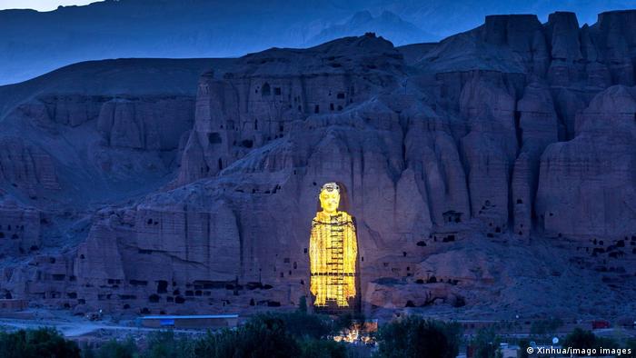 Projektion des ursprünglichen Buddha vor einem Felsen, in dem sich die Buddha-Statuen von Bamiyan befanden.