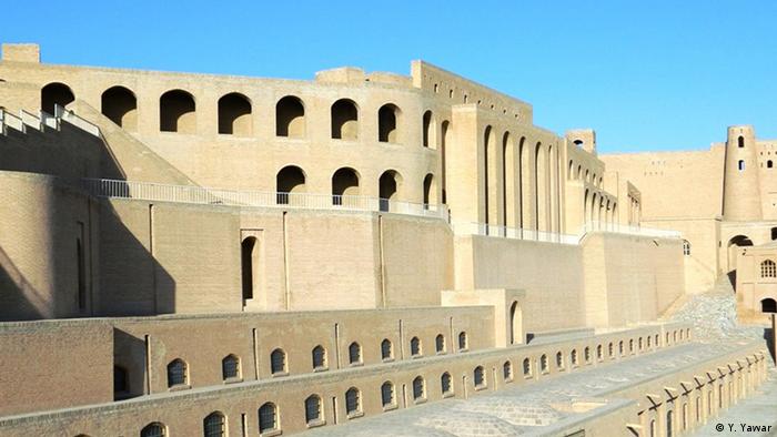 Blick auf die sandfarbene Zitadelle von Herat mit ihren verschiedenen Stockwerken.