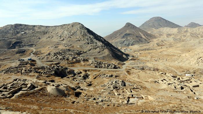 Blick auf die Ausgrabungsstätte Mes Aynak, die in einem Tal liegt.