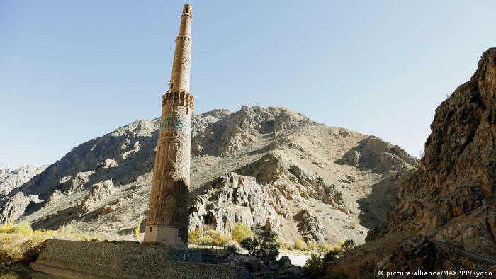 Das Minarett von Dschäm steht in einer kargen Wüsten- und Feldlandschaft in Afghanistan.