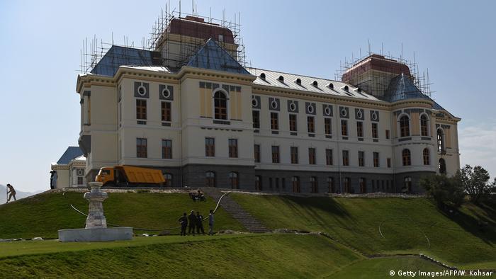 Kabuls Darul-Aman-Palast auf einem Hügel nach der Renovierung.