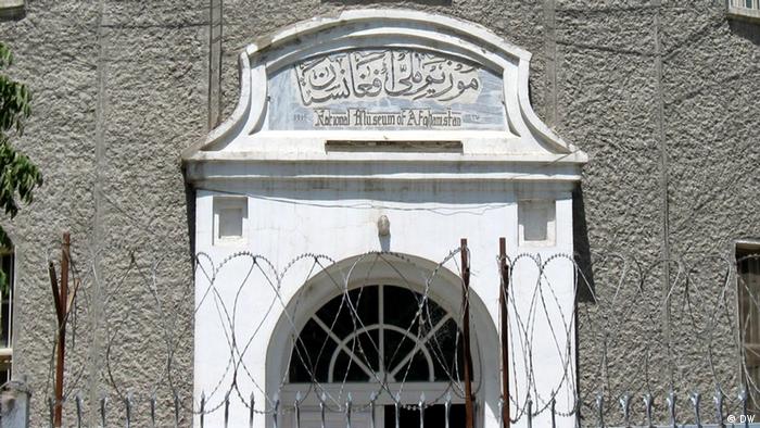 Eingangstür des Nationalmuseums Kabul hinter Stacheldraht