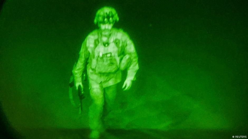 يبدو سائراً وسلاحه في يده، كان الميجر جنرال كريس دوناهو قائد الفرقة 82 المحمولة جوا ذائعة الصيت آخر عسكري أمريكي يستقل  الرحلة الأخيرة من أفغانستان  قبل دقيقة واحدة من إعلان دقات الساعة حلول منتصف الليل أمس الاثنين.