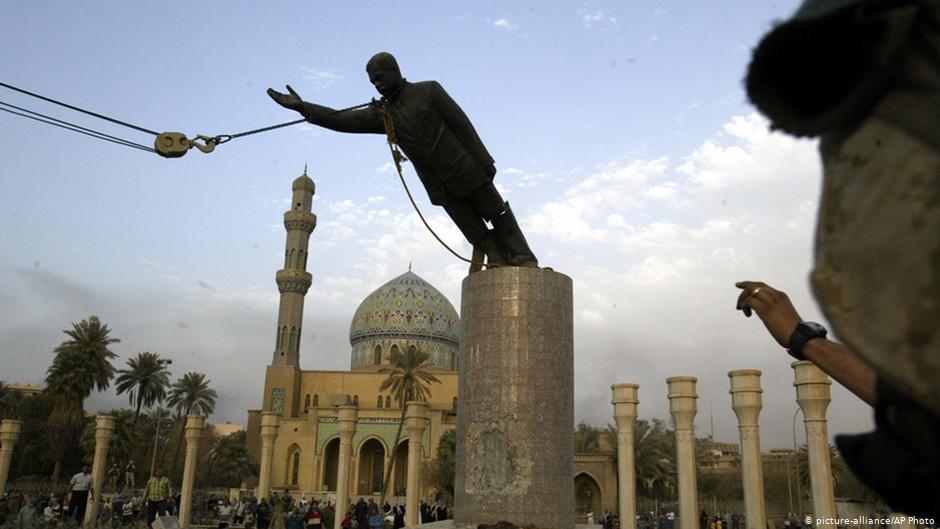 The statue of Saddam Hussein is toppled in Baghdad after the U.S. army invaded Iraq in 2003 (photo: picture-alliance/AP Photo)
