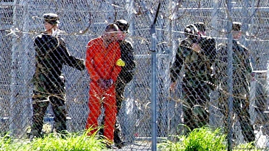 A prisoner being led away in Guantanamo (photo: picture-alliance/dpa/R.Schmidt)
