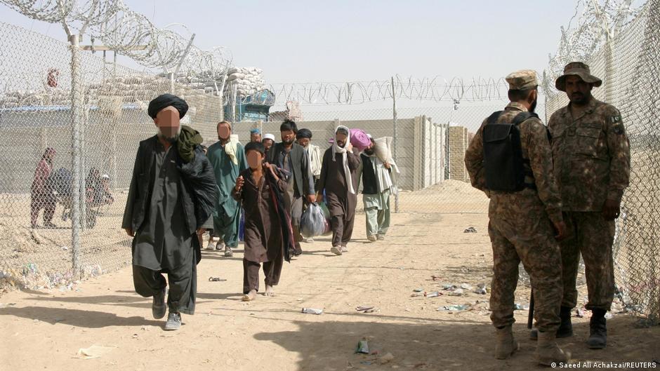 Hazara-Flüchtlinge überqueren die Grenze von Afghanistan nach Pakistan bei Chaman; Foto: Saeed Ali Achakzai/Reuters.
