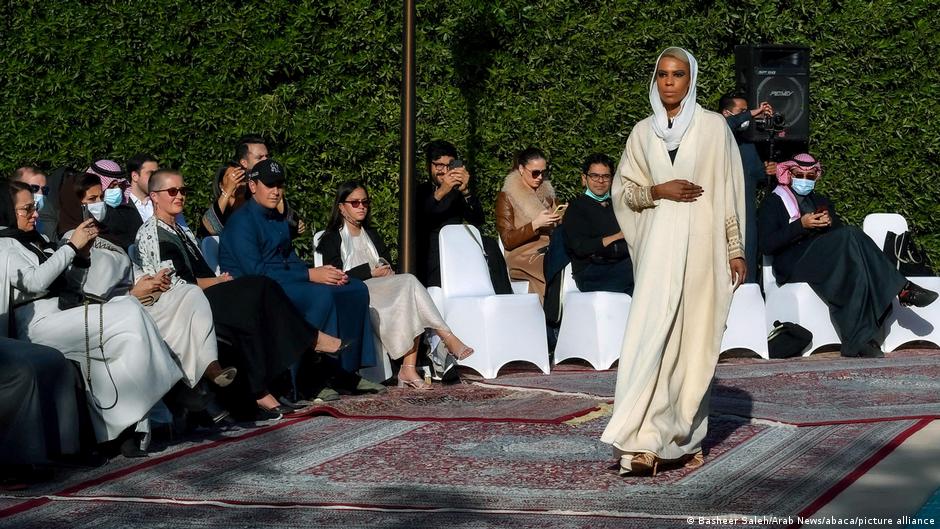 الرياض حاولت بتحفظ دخول عالم العروض والأزياء في عرض ملابس وصفت بـ"المحتشمة" من تصميم أميرة سعودية ومصمم بلجيكي، والحضور كانوا من الجنسين. Saudi-Arabien  Saudi Fashion Show -Khaleeki Chic Runway in Riyadh FOTO PICTURE ALLIANCE