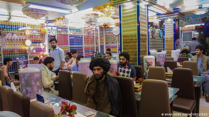 Afghanische Männer in einem Restaurant in Herat, Afghanistan, 10. September 2021.