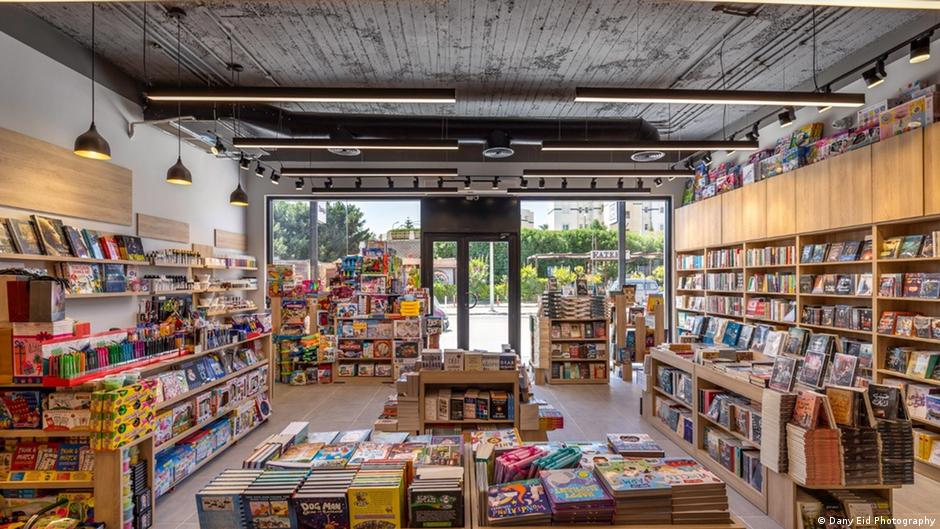 Das Innere des Buchladens, mit Regalen voller Bücher; Foto: Dany Eid Photography