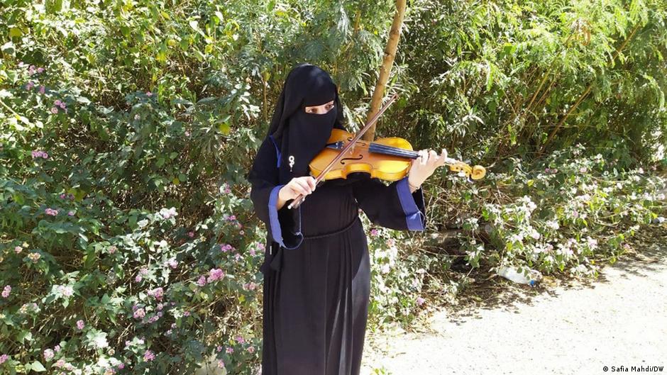 العازفة الموسيقية اليمنية رانيا الشوكاني. Musiker im Jemen - FOTO DW/Safia Mahdi
