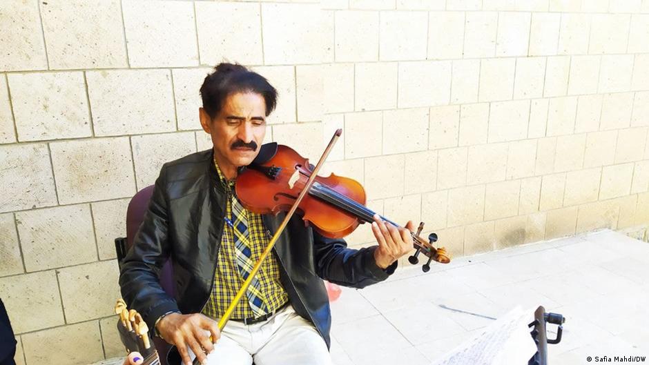 المدرس الموسيقي في المركز الثقافي بصنعاء، عبدالله الدبعي Musiker im Jemen - FOTO DW/Safia Mahdi