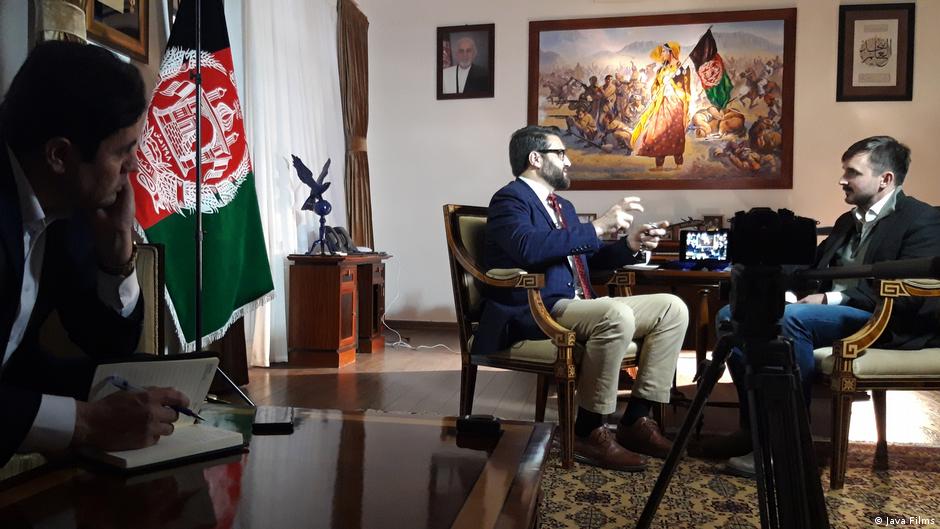 Szene aus dem Film "Ghosts of Afghanistan": Afghanistans Nationaler Sicherheitsberater Hamdullah Mohib wird von Graeme Smith interviewt