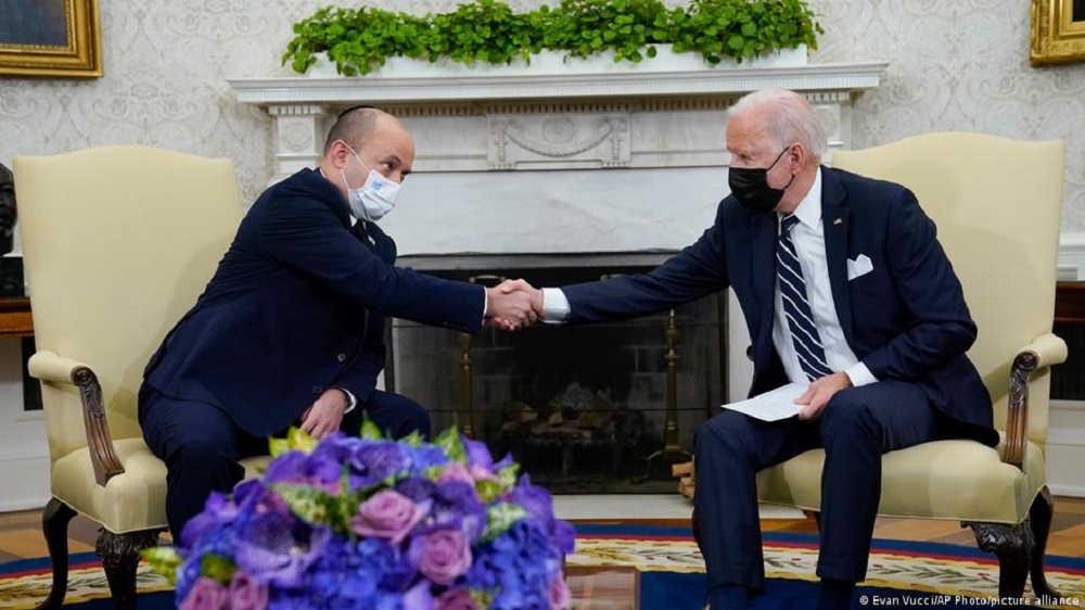 اجتمع الرئيس الأمريكي جو بايدن ورئيس الوزراء الإسرائيلي نفتالي بينيت لإعادة تشكيل معالم العلاقات الأمريكية الإسرائيلية وتقليص الخلافات الحادة بخصوص الملف الإيراني رغم الخلافات بخصوص كيفية التعامل مع برنامج طهران النووي.
