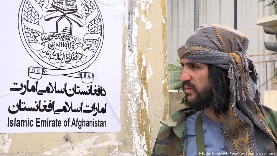 إمارة طالبان الإسلامية في أفغانستان. Afghanistan Taliban Kaempfer in Kabul Plakat Islamisches Emirat Afghanistan Foto Picture Alliance