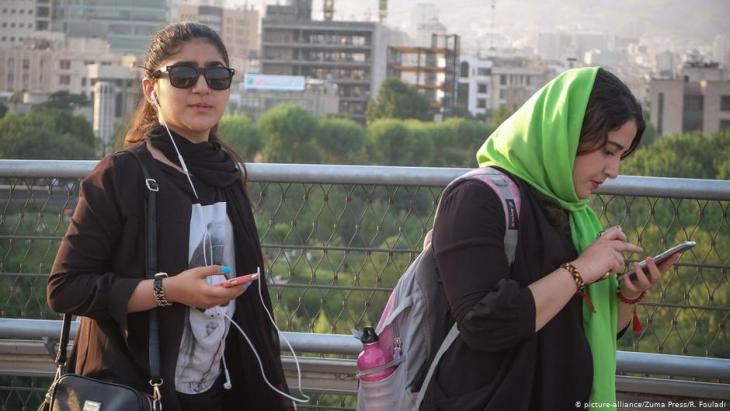 Women in Iran (photo: picture-alliance/Zuma Press/R. Fouladi)