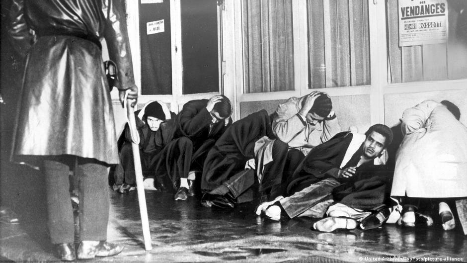 مسلمون جزائريون في 20 أكتوبر 1961 في باريس في فرنسا - احتجزوا في نقاط تجميع لأيام عديدة ومنهم مَن جُرِحَ ومنهم من قُتِل.