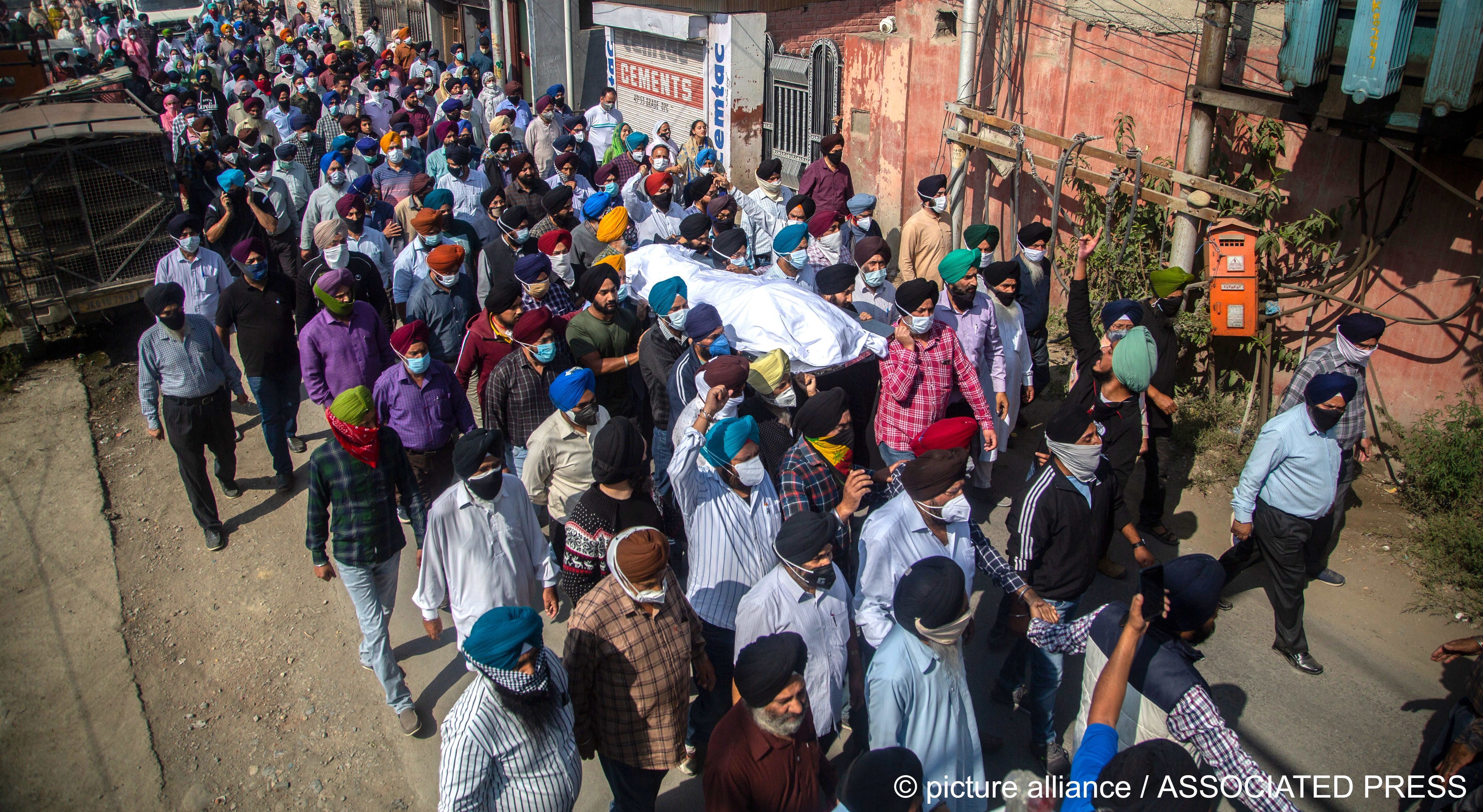Sikh community members carry the body of slain Supinder Kaur, a school principal during her funeral procession on 8 October 2021 in Srinagar, India (photo: AP Photo/Mukhtar Khan)