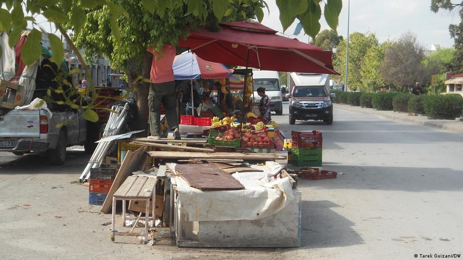 بائع فواكه في أحد شوارع تونس – أزمة تونس الاقتصادية. Tunesien Finanzkrise FOTO DW