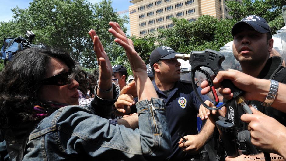 خلال احتجاجات حديقة غيزي في عام 2013  كانت هناك اشتباكات متكررة مع الشرطة - تركيا. Bei den Protesten im Gezi-Park 2013 kam es immer wieder zu Auseinandersetzungen mit der Polizei. (Foto: Getty Images/AFP/B. Kilic)