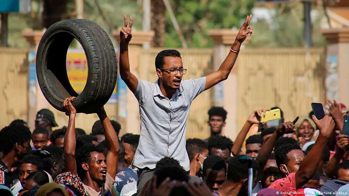  Putsch im Sudan: Die Bevölkerung geht auf die Straße. 