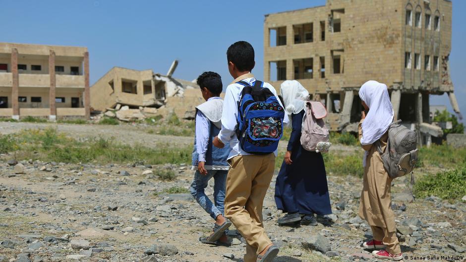 أطفال مدارس في اليمن يواجهون تحديات عدة لمواصلة تعليمهم في ظروف الحرب الصعبة Jemen Bildung in Jemen FOTO DW