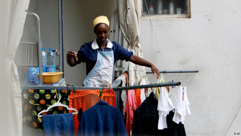توجد نحو 250 ألف عاملة منزل من المهاجرات يعملن في لبنان تحت نظام الكفالة، الذي انتقل من الخليج إلى لبنان. An Ethiopian woman hangs clothes on a line in Lebanon (photo: AP)