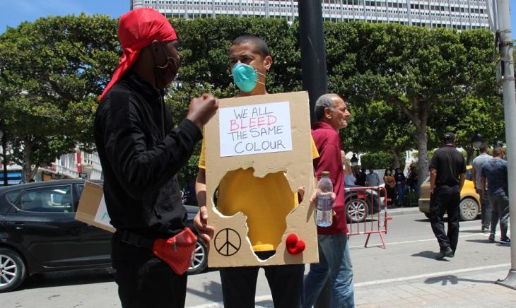 تجارب العنصرية والتمييز تعتبر جزءًا من الحياة اليومية بالنسبة للتونسيين ذوي البشرة السمراء.  Anti-racism protesters on the streets of Tunis, 6 June 2020 (photo: Alessandra Bajec)