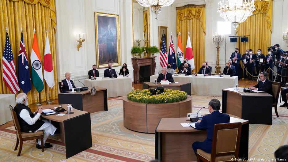Joe Biden (2nd from left), President of the United States, speaks during the Quad summit in Washington on 24.09.2021, with Scott Morrison (centre), Prime Minister of Australia, Narendra Modi (left), Prime Minister of India, Yoshihide Suga (2nd from right), Prime Minister of Japan, and Antony Blinken (right), U.S. Secretary of State, in the East Room of the White House (photo: Evan Vucci/AP/dpa/picture-alliance)