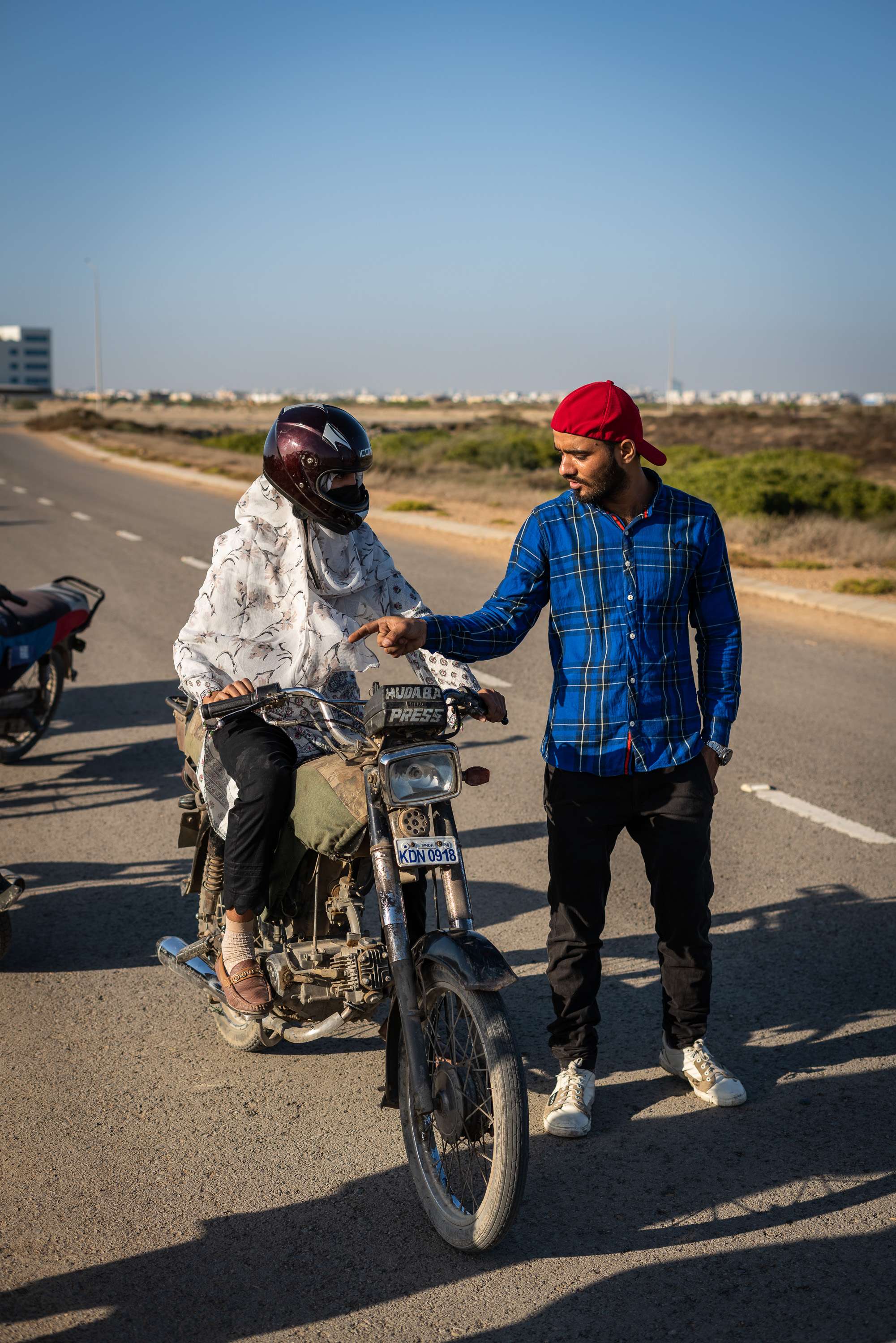 Sairah Abbasi receives guidance from a Pink Riders instructor during her fourth driving lesson in Karachi, Pakistan (photo: Philipp Breu)