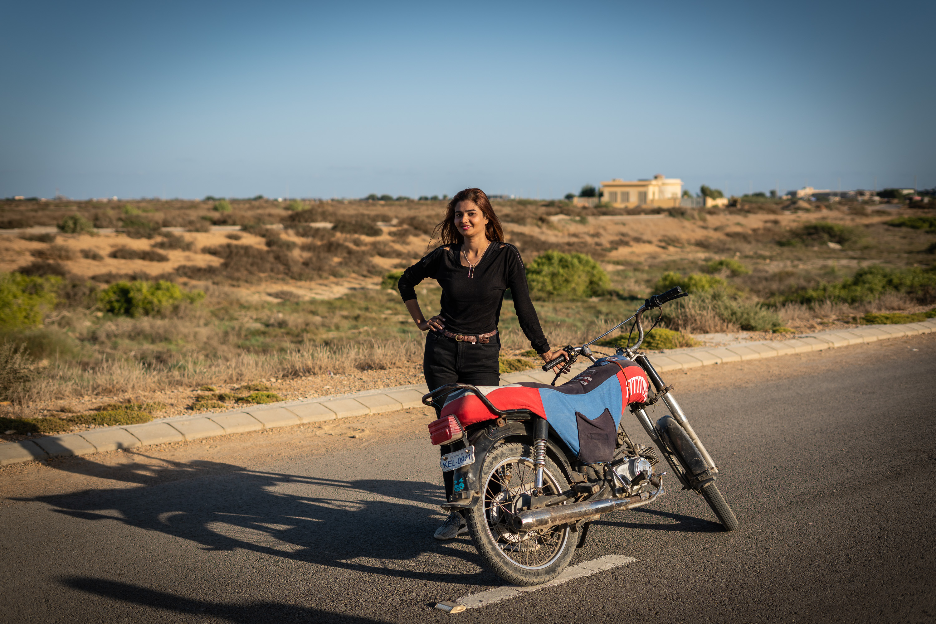 Khizra Ail works as a model and in television, and is now still learning to ride a motorbike with the Pink Riders in Karachi (photo: Philipp Breu)