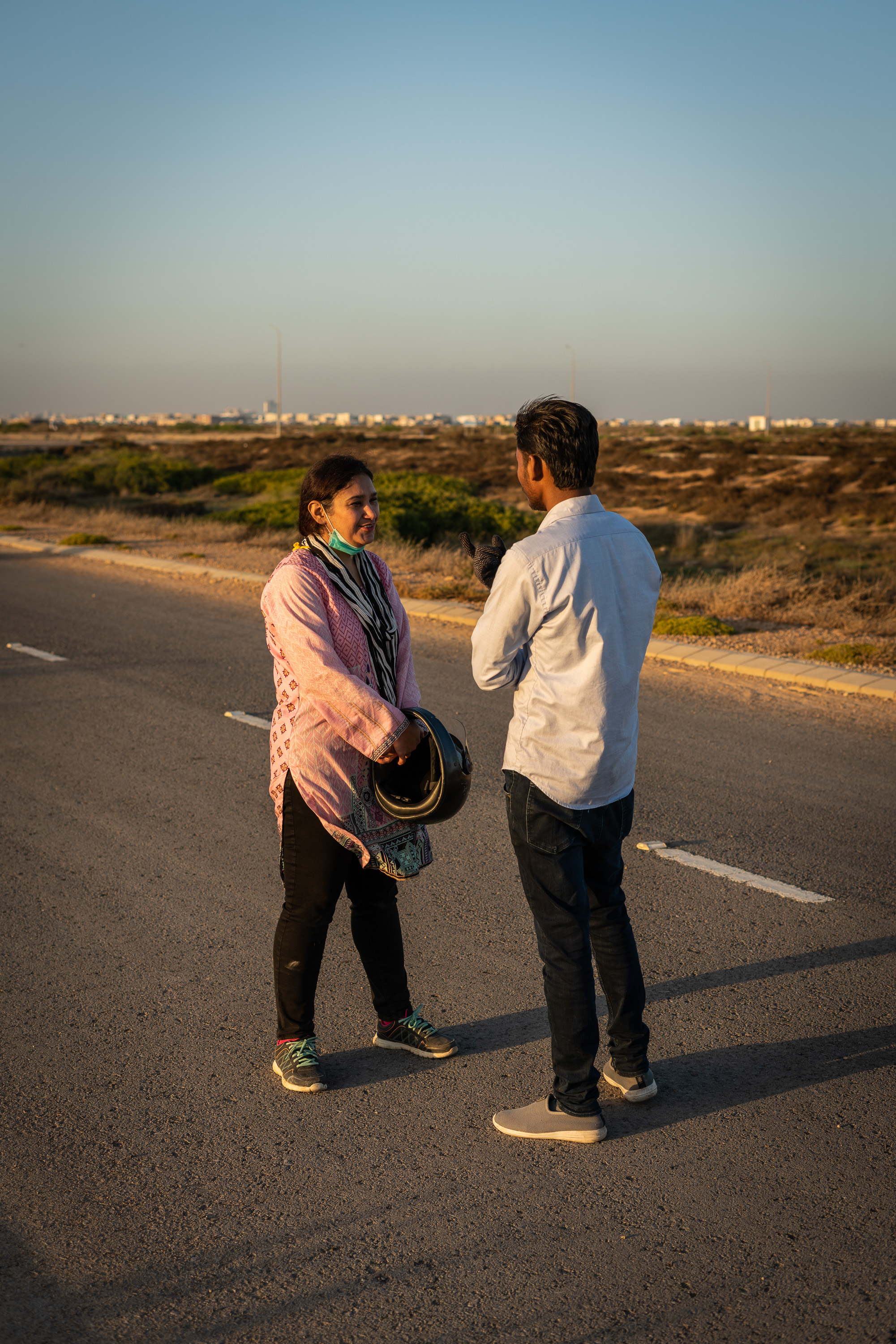 Sana Yacoob and a driving instructor from the Pink Riders confer during a driving lesson in Karachi, Pakistan (photo: Philipp Breu)