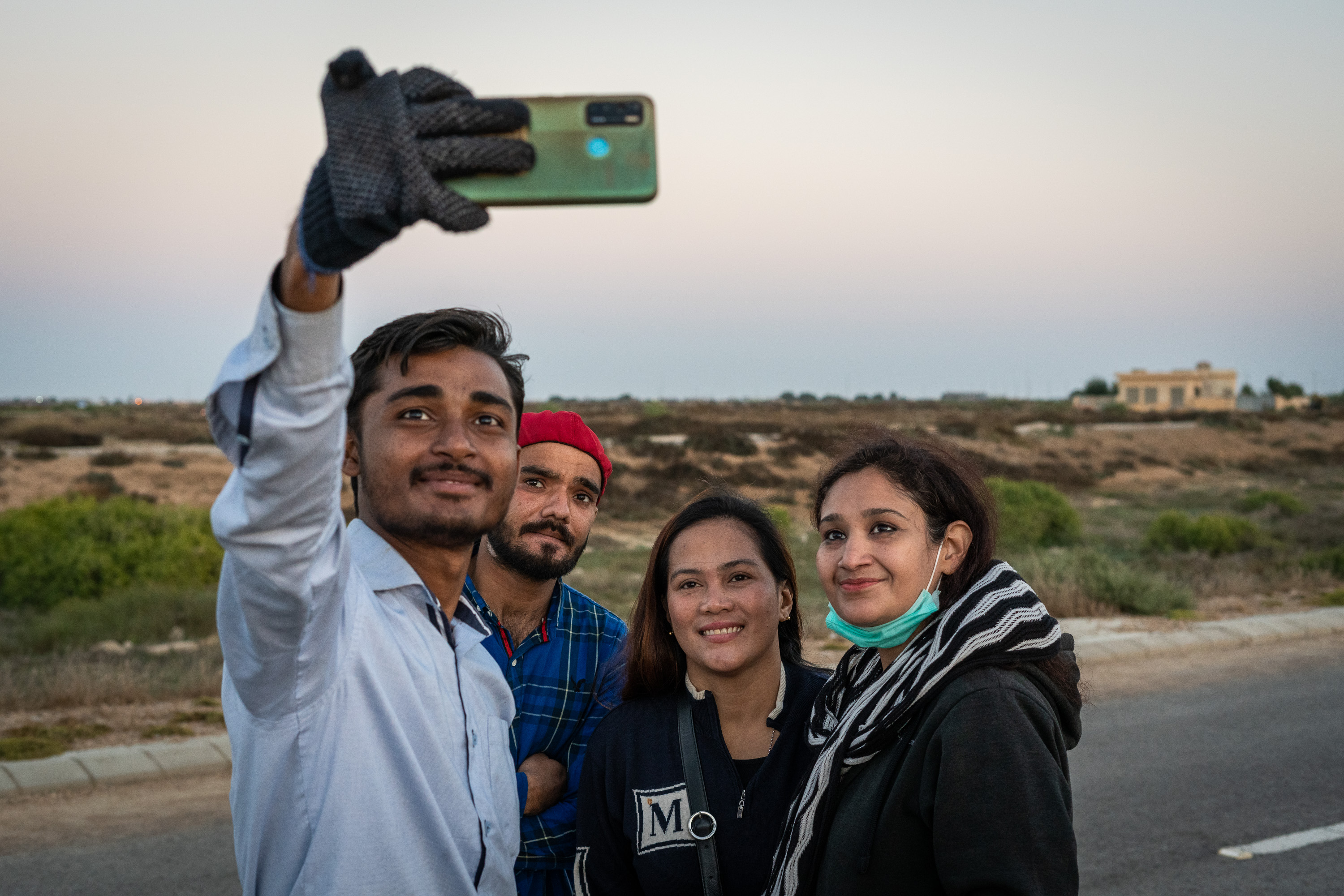 Sana Yacoob, Richelle Ventura and two Pink Riders riding instructors (from right) take a selfie at the end of the day in Karachi (photo: Philipp Breu)