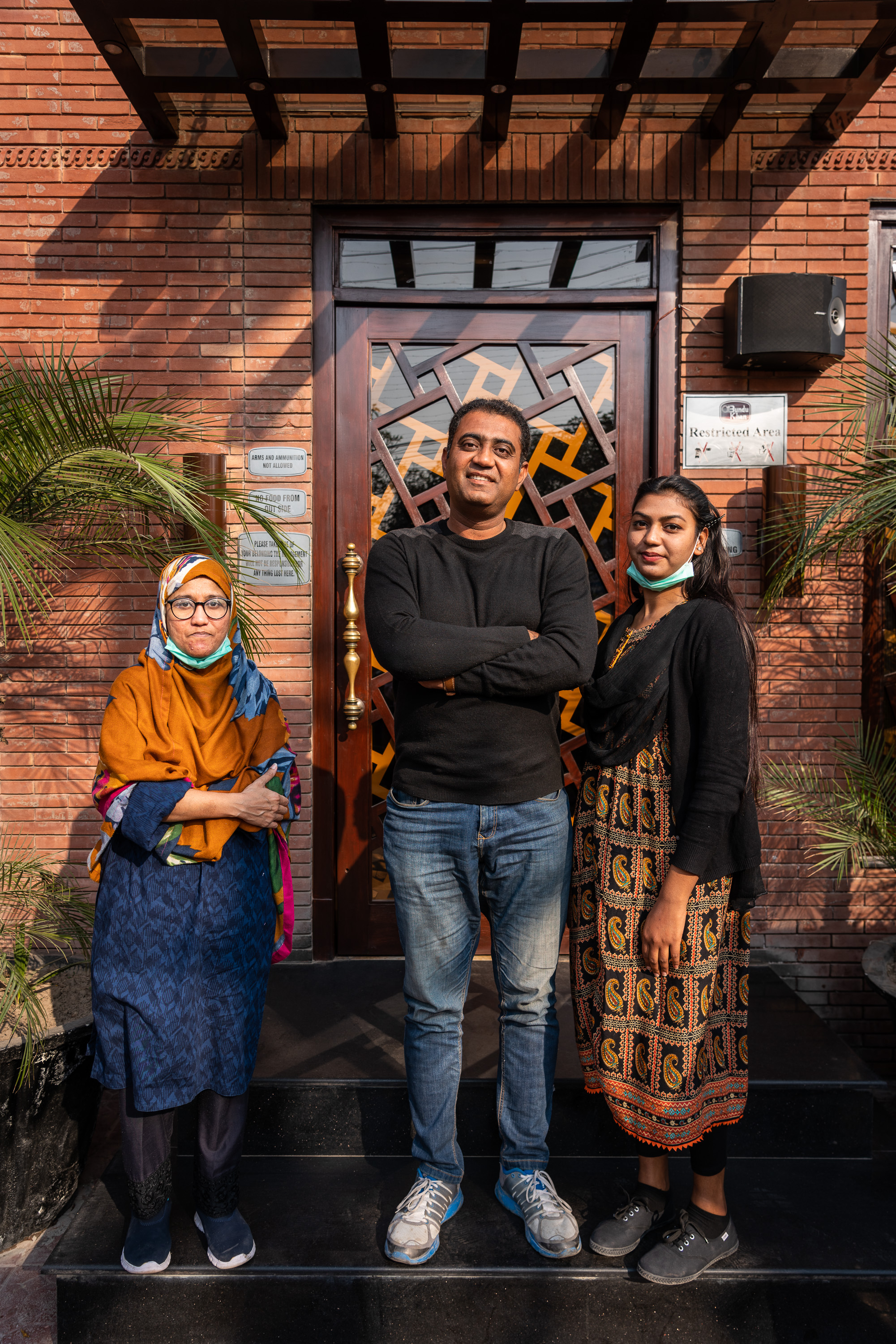 Payyam-e Khurram is the founder of the Pink Riders and is seen here posing for a photo with two of his students in Lahore, Pakistan. He had to fight off a lot of hostility and is now proud to have founded the Pink Riders in 2018. He actually works as an event manager (photo: Philipp Breu)