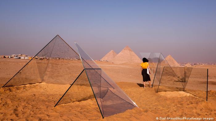 الأبد هو الآن - معرض فني عالمي في أحضان أهرامات مصر الخالدة 02_Art near the Sphinx and the pyramids on the Giza Plateau near Cairo Egypt 2021 FOTO Imago