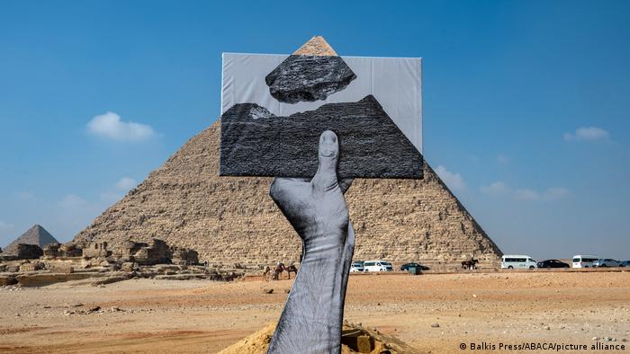 الأبد هو الآن - معرض فني عالمي في أحضان أهرامات مصر الخالدة 04_Art near the Sphinx and the pyramids on the Giza Plateau near Cairo Egypt 2021 FOTO PICTURE Alliance