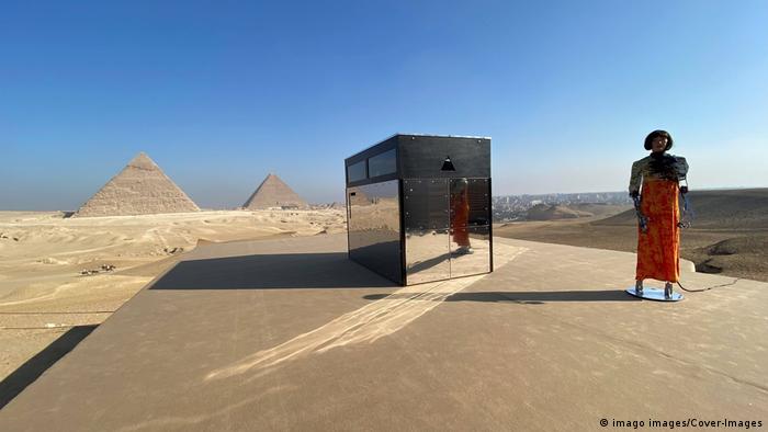 الأبد هو الآن - معرض فني عالمي في أحضان أهرامات مصر الخالدة 07_Art near the Sphinx and the pyramids on the Giza Plateau near Cairo Egypt 2021 FOTO Imago
