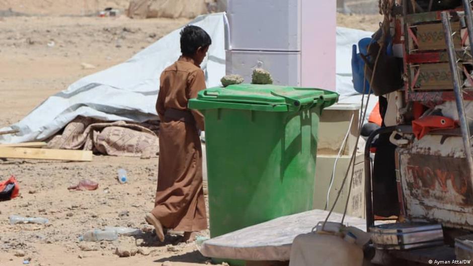 مخيم السويداء شرقي مدينة مأرب في اليمن، يعيش في المخيم نازحون تُقدرأعدادهم بنحو مليون جاؤوا من أماكن أخرى في اليمن وأصبحوا يشكلون قسما من سكان مأرب البالغ عددهم ثلاثة ملايين نسمة. Jemen As Suwayda Fluechtlingslager FOTO DW