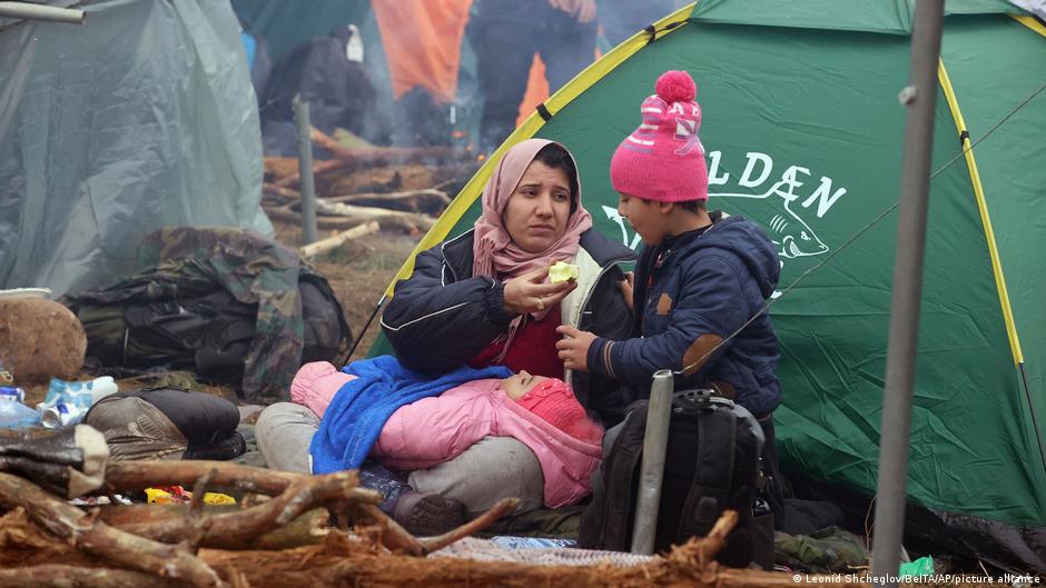 الآلاف من المهاجرين من الشرق الأوسط على الأغلب يخيمون بالقرب من الحدود مع بولندا على الجانب البيلاروسي، على أمل العثور على مأوى في الاتحاد الأوروبي