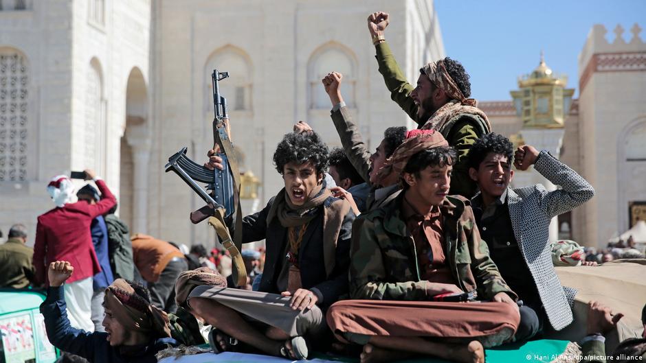 مسلحون حوثيون منتشرون في شوارع عاصمة اليمن صنعاء (أرشيف) Jemen Huthis in Sanaa FOTO PICTURE ALLIANCE