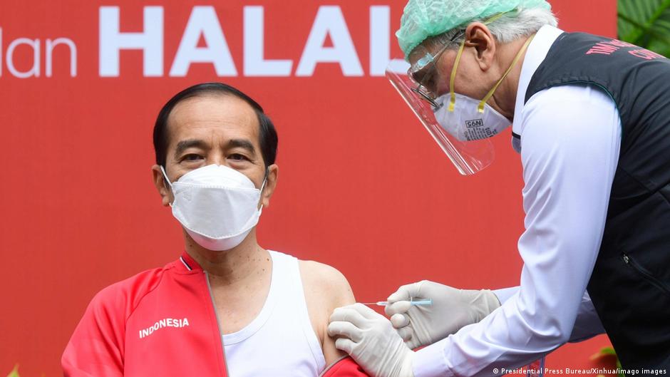 Indonesian President Joko Widodo receives his second injection of the COVID-19 vaccine developed by China s biopharmaceutical company Sinovac Biotech at the Presidential Palace in Jakarta, Indonesia, 27 January 2021 (photo: Presidential Press Bureau/Xinhua/imago images)