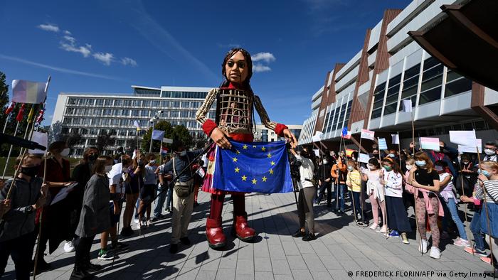 Little Amal vor dem EU Parlamentsgebäude in Strasbourg, Frankreich; Foto: Frederick Florin/AFP/Getty Images