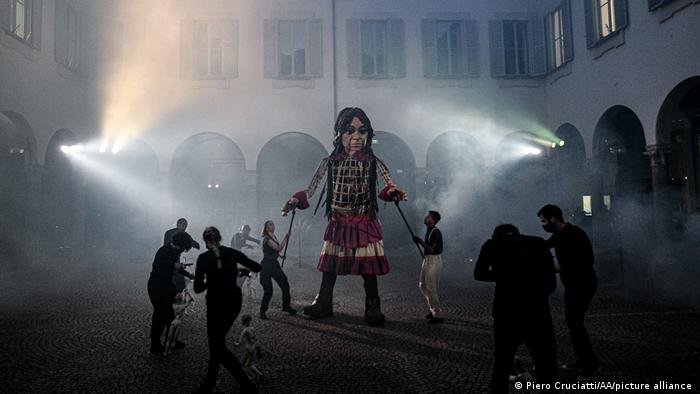 Little Amal - Theateraufführung in Mailand; Foto: Piero Cruciatti/Anadolu Agency