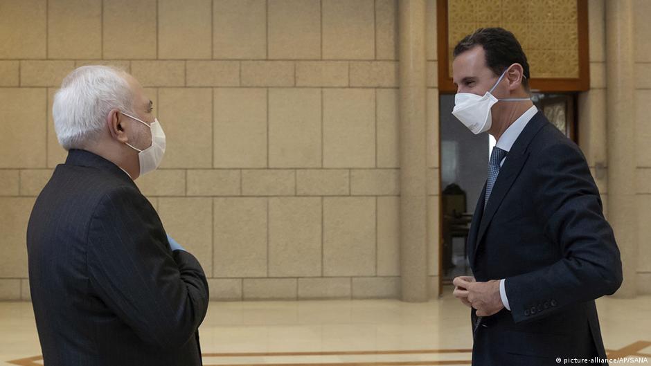 Syriens Präsident Bashar al Assad und Irans Außenminister Jawad Zarif; Foto: picture-alliance/AP/SANA