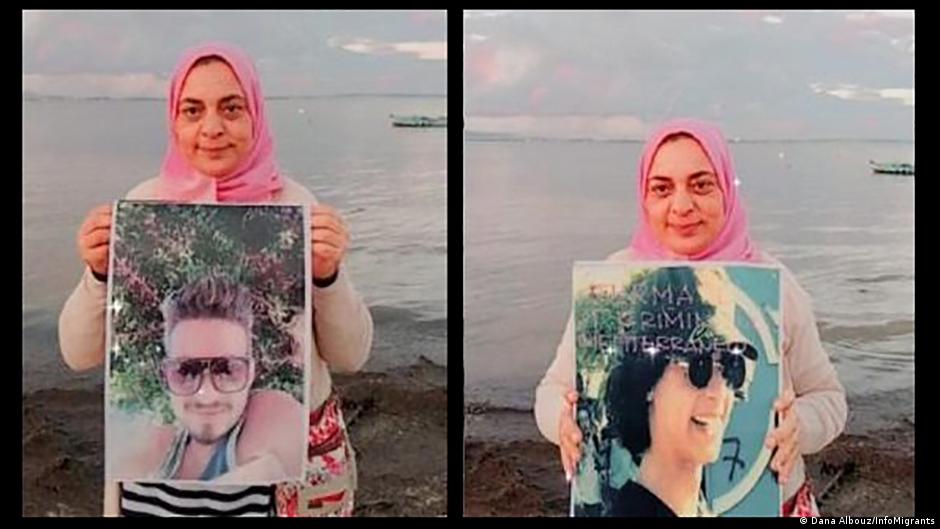 جليلة تمسك بصورة ابنيها اللذين توفيا غرقا في البحر المتوسط أثناء محاولتهم الهجرة من تونس إلى أوروبا.