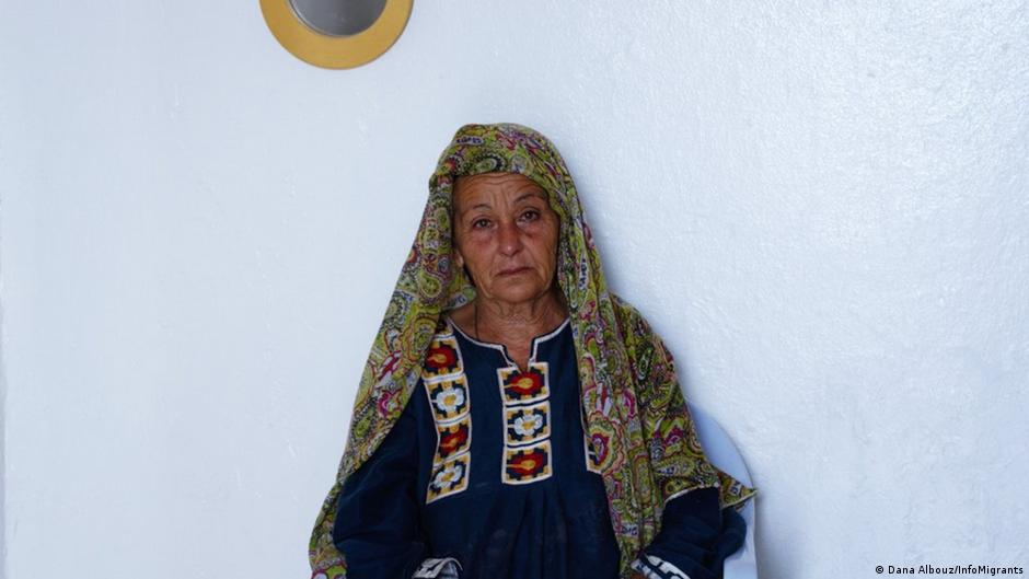 الأم التونسية فاطمة فقدت ابنها في البحر المتوسط منذ عشرة أعوام Tunesien Mutter verlor ihren Sohn bei der Überfahrt nach Europa FOTO INFOMIGRANTS
