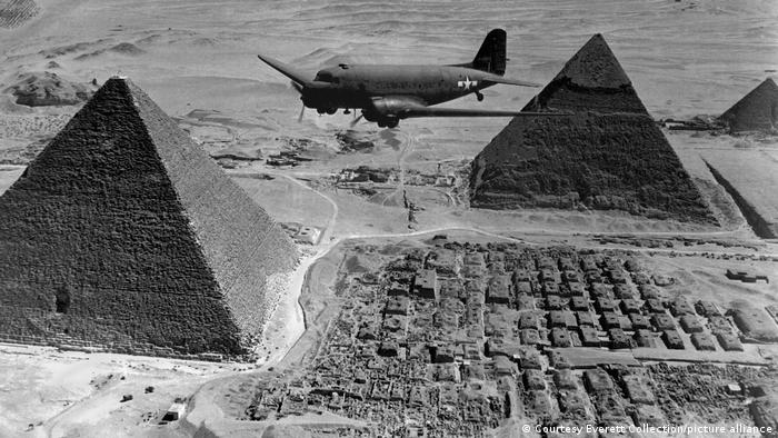  دعم الخبز والغذاء في مصر - محطات بارزة على مر السنين 02 Ägypten  American Air Transport Command fliegt über die Pyramiden FOTO PICTURE ALLIANCE