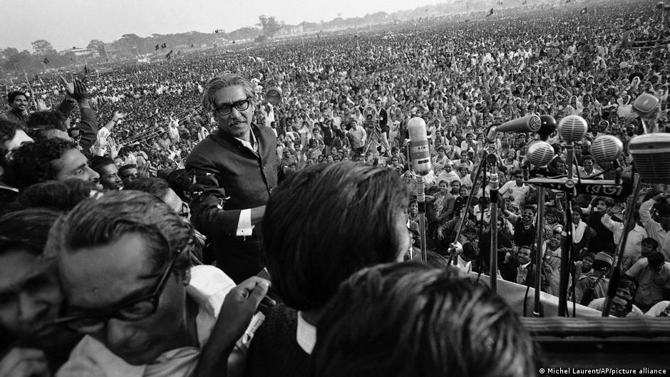 "Father of the Bangladesh nation" Mujibur Rahman at a rally (photo: Michel Laurent/AP/picture-alliance)